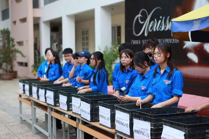 Đội tình nguyện tất bật phân loại bút sạch, chuẩn bị cho các phòng thi.