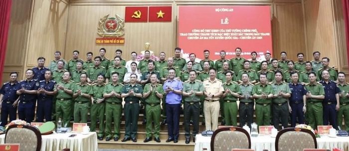 Hải quan được bằng khen của Thủ tướng tham gia chuyên án ma túy xuyên quốc gia. Ảnh: HQ
