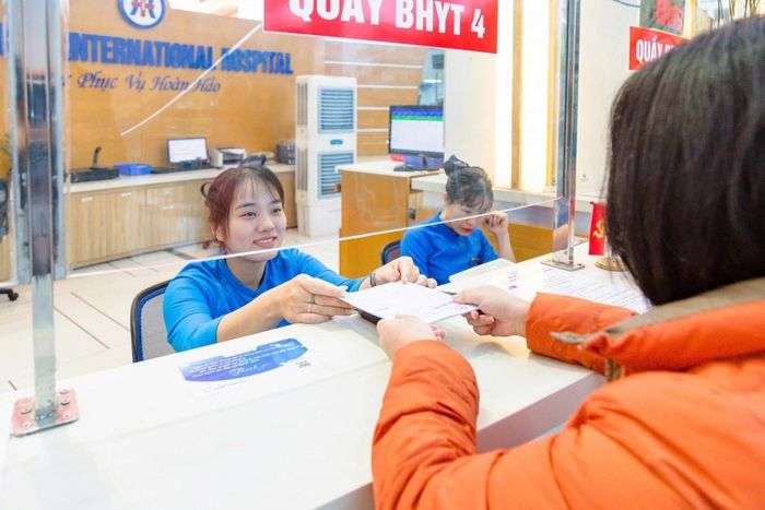 BHYT giúp giảm bớt gánh nặng tài chính khi người dân phải khám bệnh, chữa trị hoặc mua thuốc. Ảnh: Quỳnh Nga