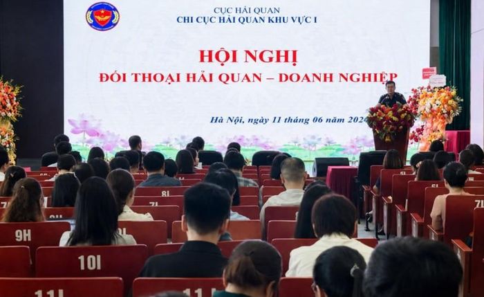 Phó Chi cục trưởng Chi cục Hải quan khu vực I Nguyễn Mạnh Tuấn phát biểu tại hội nghị. Ảnh: HA