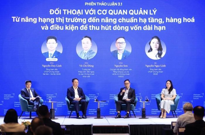 Các chuyên gia trao đổi phiên thảo luận với chủ đề “Đối thoại với cơ quan quản lý: Từ nâng hạng thị trường đến nâng chuẩn hạ tầng, hàng hóa và điều kiện để thu hút dòng vốn dài hạn”.