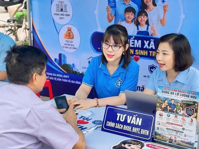 Tuyên truyền, tư vấn chính sách bảo hiểm xã hội tự nguyện đến người dân. Ảnh: BHXHVN