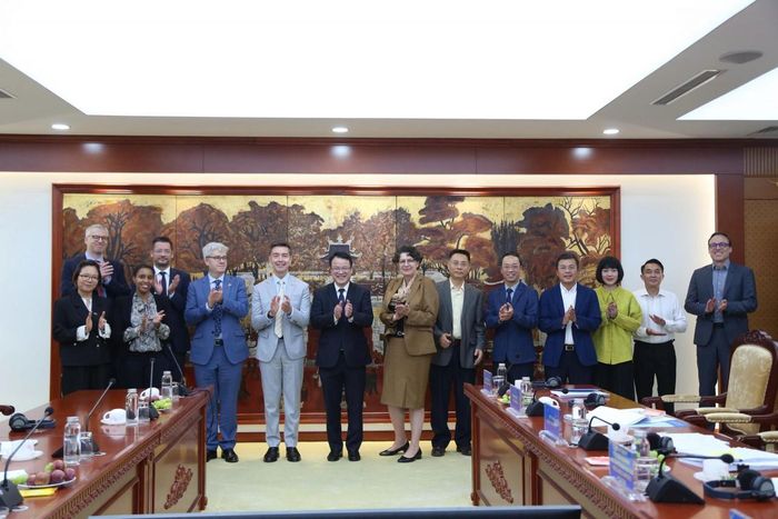 Các đại biểu chụp hình lưu niệm. Ảnh: Đức Minh