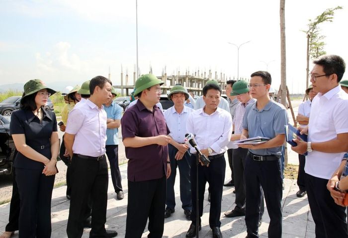Bí thư Tỉnh ủy Quảng Ninh kiểm tra dự án đầu tư xây dựng - kinh doanh hạ tầng khu đô thị mới Cao Xanh - Hà Khánh C do Công ty cổ phần Phát triển dự án Biển Đông làm chủ đầu tư. Ảnh: QMG