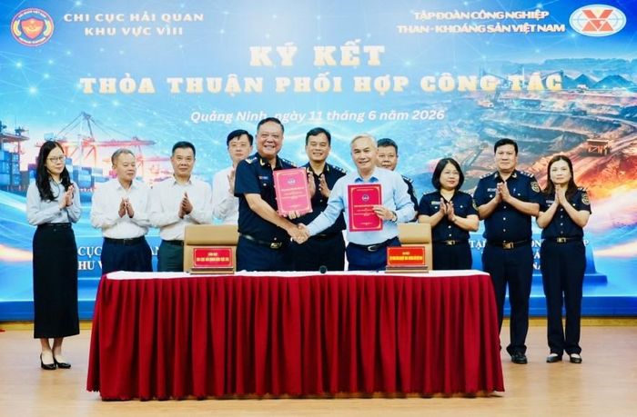 Chi cục trưởng Chi cục Hải quan khu vực VIII Phạm Quốc Hưng (hàng trên, thứ nhất từ trái sang) và Tổng Giám đốc TKV Vũ Anh Tuấn (hàng trên, thứ nhất từ phải sang) trao Thỏa thuận phối hợp công tác. Ảnh: CTV