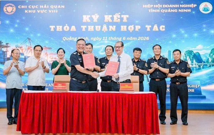Chi cục trưởng Chi cục Hải quan khu vực VIII Phạm Quốc Hưng (hàng trên, thứ nhất từ trái sang) và Phó Chủ tịch Thường trực Hiệp hội Doanh nghiệp tỉnh Quảng Ninh Đào Duy Hảo (hàng trên, thứ nhất từ phải sang) trao Thỏa thuận phối hợp công tác. Ảnh: CTV