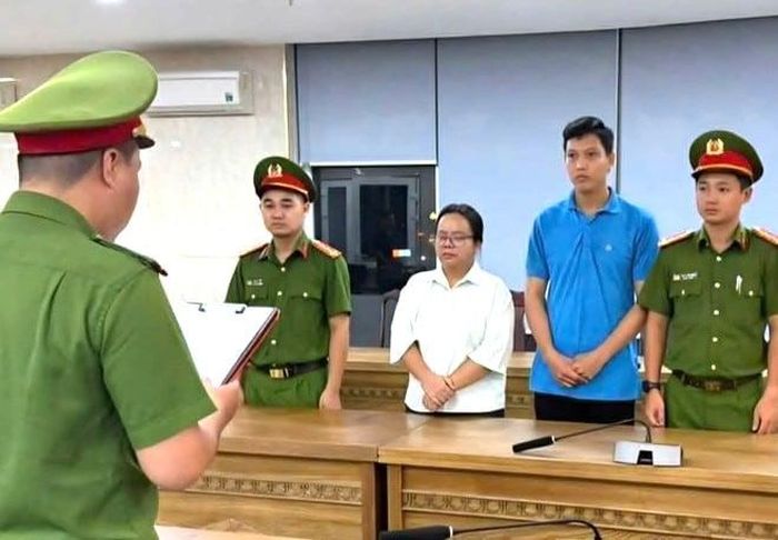 Cơ quan CSĐT Công an Tp. Đà Nẵng tống đạt các quyết định (ảnh CA)