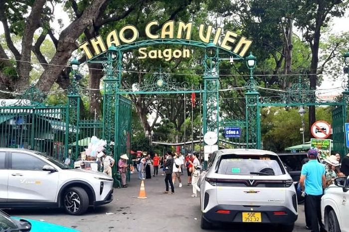 Du khách tham quan và trải nghiệm không gian xanh mát tại Thảo Cầm Viên Sài Gòn – điểm đến hấp dẫn của mùa hè 2026.