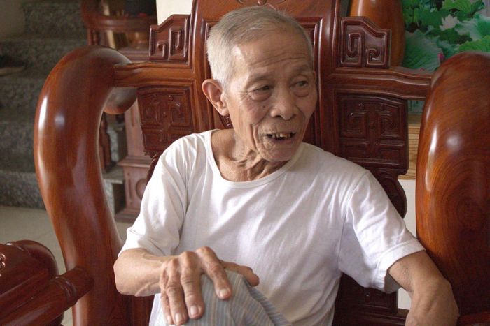 Cụ Điều chia sẻ kho tàng kiến thức của mình xung quanh thứ quả đặc sản quê nhà. (Ảnh: Hương Giang)