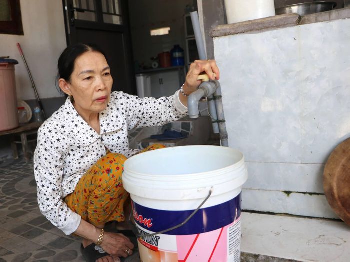 Người dân chầu chực chờ nước. (Ảnh: N.Y)