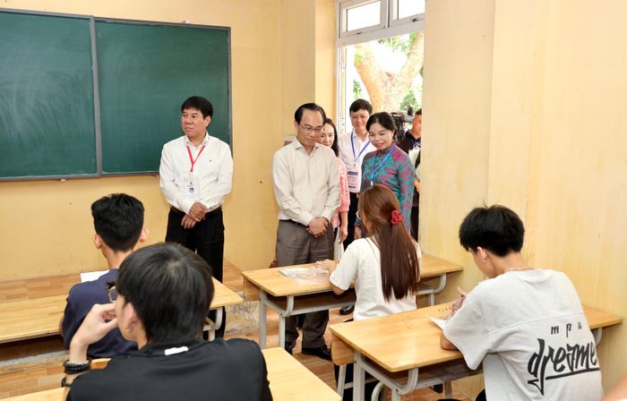 Bộ trưởng Hoàng Minh Sơn trực tiếp tới phòng thi động viên thí sinh tại Điểm thi Trường THPT Nguyễn Du - Thanh Oai. Ảnh: Văn Mạnh