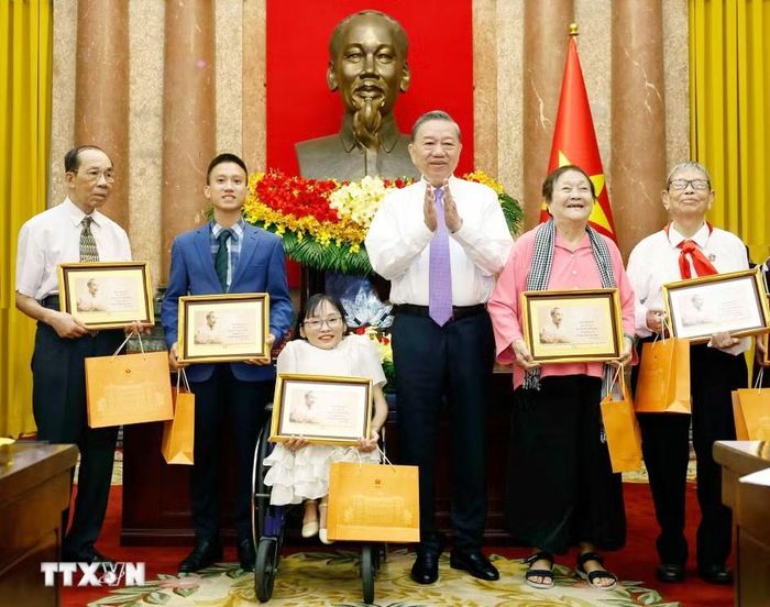 Tổng Bí thư, Chủ tịch nước Tô Lâm trao quà tặng các tấm gương tiêu biểu. Ảnh: Thống Nhất