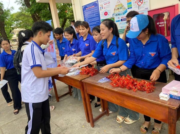 Lực lượng tình nguyện chuẩn bị nước uống và các vật dụng cần thiết phục vụ thí sinh trong thời gian diễn ra kỳ thi