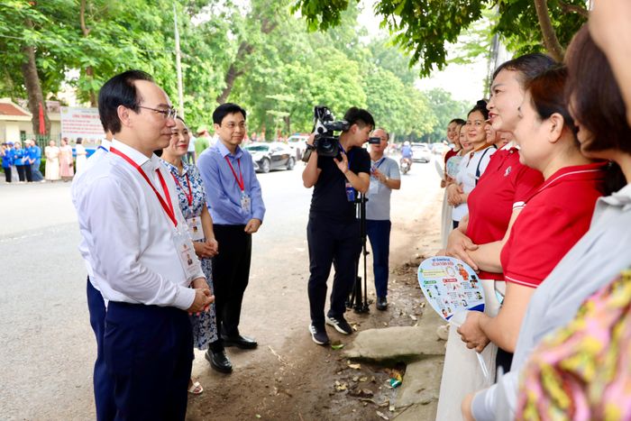 Bộ trưởng Hoàng Minh Sơn, thăm hỏi, trò chuyện cùng phụ huynh và các lực lượng hỗ trợ phía ngoài Điểm thi.