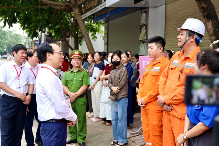 Bộ trưởng thăm hỏi, động viên các lực lượng hỗ trợ tại Điểm thi Trường THPT Kim Động.