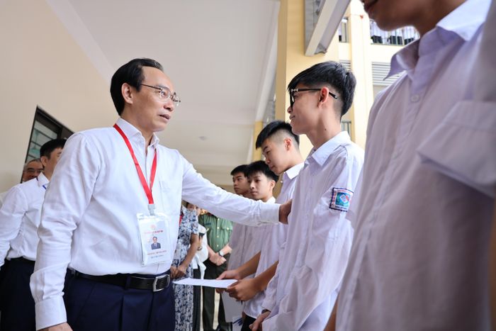 Bộ trưởng Bộ GD-ĐT Hoàng Minh Sơn động viên thí sinh trước giờ thi môn đầu tiên.