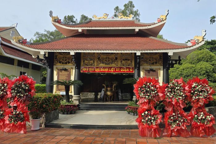 Nhà bia ghi danh liệt sĩ trong công viên Lê Thị Riêng. Ảnh: Thạc Hiếu