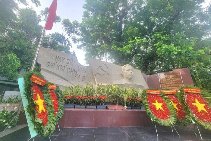 Bia tưởng niệm cố Tổng Bí thư Trần Phú tại Công viên Lê Thị Riêng. Ảnh: Quang Phương