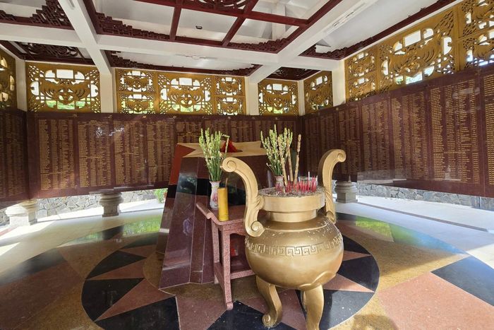 Bên trong nhà bia ghi danh liệt sĩ trong công viên Lê Thị Riêng. Ảnh: Thạc Hiếu