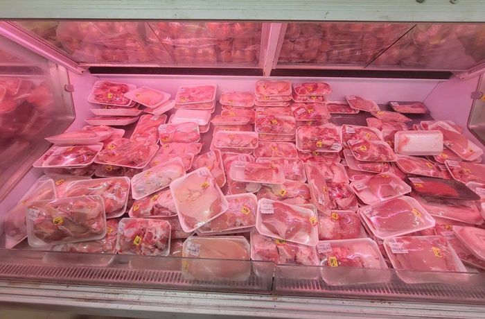 Những heo vỉ thịt được bán giảm giá (lý do thịt bảo quản qua ngày) tại một siêu thị trên địa bàn phường Phước Long. Ảnh: Quang Phương