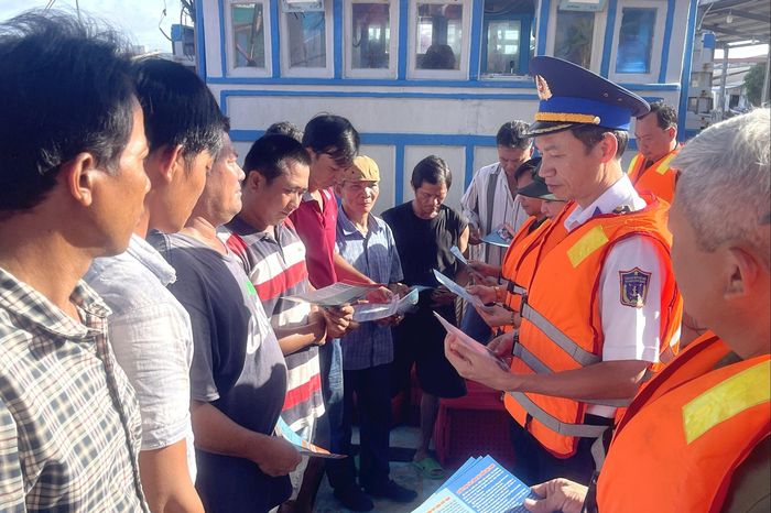 Đại tá Lê Văn Tú, Bí thư Đảng ủy, Chính ủy Bộ Tư lệnh Vùng Cảnh sát biển 3 tuyên truyền cho bà con ngư dân