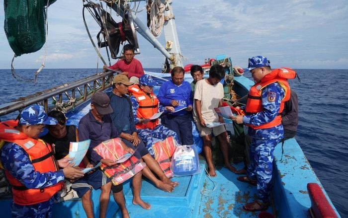 Lực lượng cảnh sát biển kiểm tra, tuyên truyền đến các tàu cá