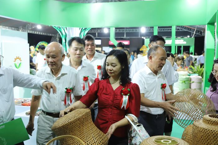 Các đại biểu tham quan các gian hàng tại Hội chợ. Ảnh: Hoàng Dương