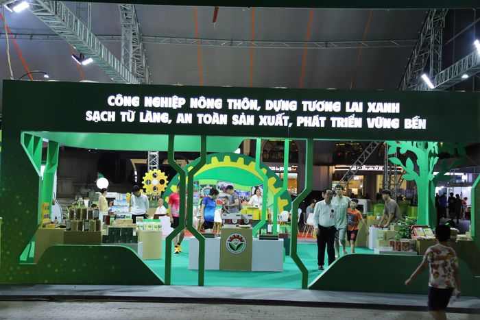Hội chợ triển lãm với quy mô 300 gian hàng tập trung hàng trăm sản phẩm đã được bình chọn và tôn vinh là sản phẩm công nghiệp nông thôn tiêu biểu cấp quốc gia, khu vực. Ảnh: Hoàng Dương