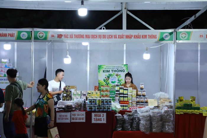 Không gian Hội chợ được thiết kế mở, kết hợp giữa trưng bày sản phẩm, giới thiệu công nghệ và các hoạt động trải nghiệm. Ảnh: Hoàng Dương