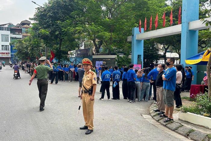 Đội CSGT đường bộ số 2 và Công an phường Giảng võ bảo đảm ANTT khu vực trường THPT Nguyễn Trãi