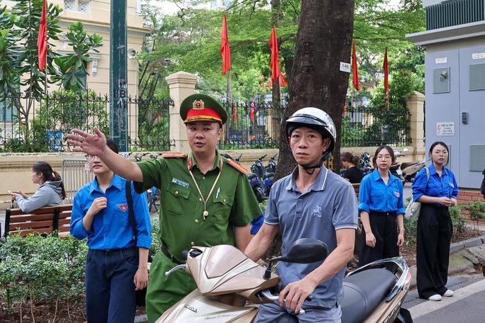 Công an phường Cửa Nam làm duy trì ANTT tại cổng trường THCS Trưng Vương