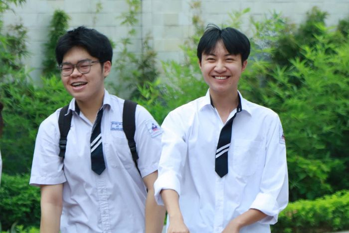 Thí sinh rạng rỡ rời khỏi điểm thi sau bài thi môn Ngữ văn. Ảnh: An Nhiên