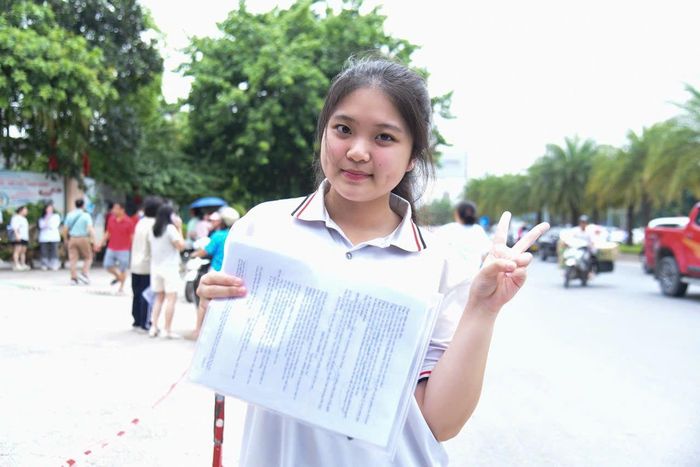 Thí sinh Cấn Quỳnh Chi, Trường THCS Trung Văn tại Điểm thi Trường THCS Tây Mỗ. Ảnh: Xuân Quý