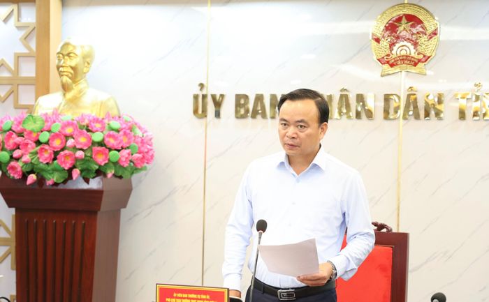 Ủy viên Ban Thường vụ Tỉnh ủy, Phó Chủ tịch Thường trực UBND tỉnh Hà Trung Chiến phát biểu kết luận buổi làm việc. Ảnh: Huyền Trăng