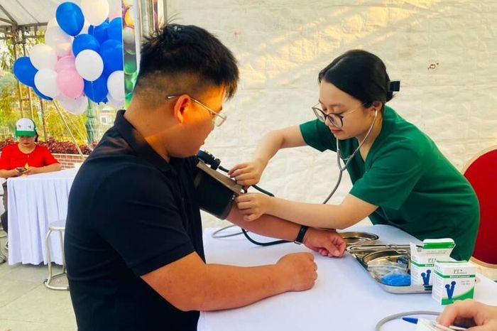 Người lao động được khám sức khỏe miễn phí. Ảnh: Trường Sơn