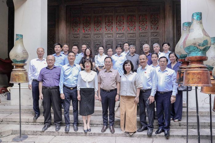 Các đại biểu chụp ảnh lưu niệm