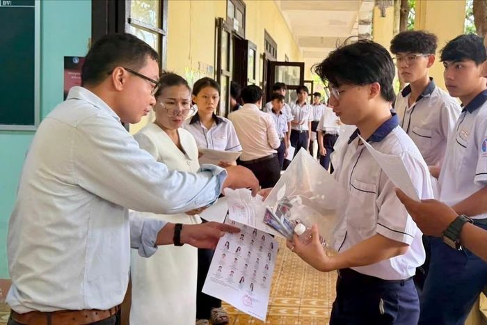 Các thí sinh làm thủ tục vào phòng thi.