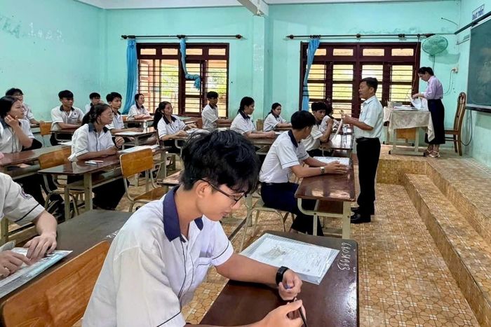 Thí sinh tại Điểm thi Trường THPT Ngô Quyền, Đặc khu Phú Quý làm thủ tục trước giờ thi