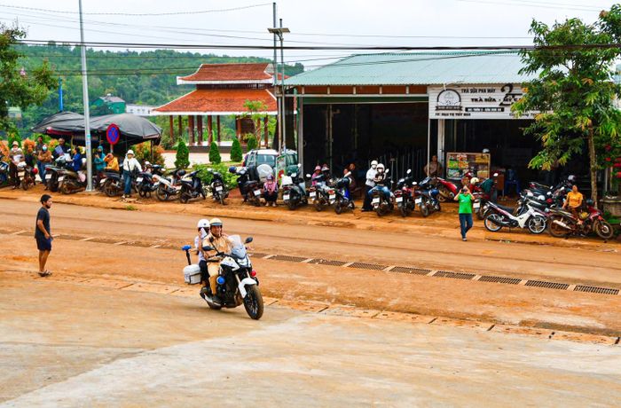 CSGT kịp thời hỗ trợ đưa thí sinh đến điểm thi Trường THPT Lê Quý Đôn, xã Tuy Đức, bảo đảm an toàn và đúng giờ dự thi.