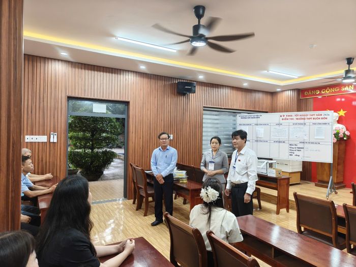 Phó Chủ tịch UBND tỉnh Đắk Lắk Nguyễn Thiên Văn kiểm tra, trao đổi công tác tổ chức thi trước giờ làm bài.