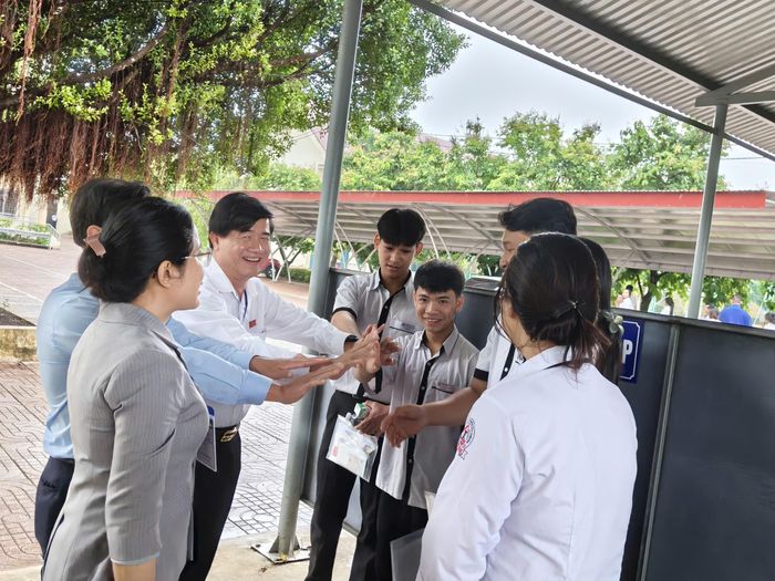 Lãnh đạo tỉnh động viên thí sinh trước giờ bước vào môn thi đầu tiên