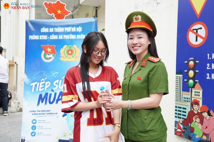 Hình ảnh đẹp của tuổi trẻ Công an Thủ đô trong ngày đầu tiên diễn ra kỳ thi tại điểm thi THCS Nguyễn Du.