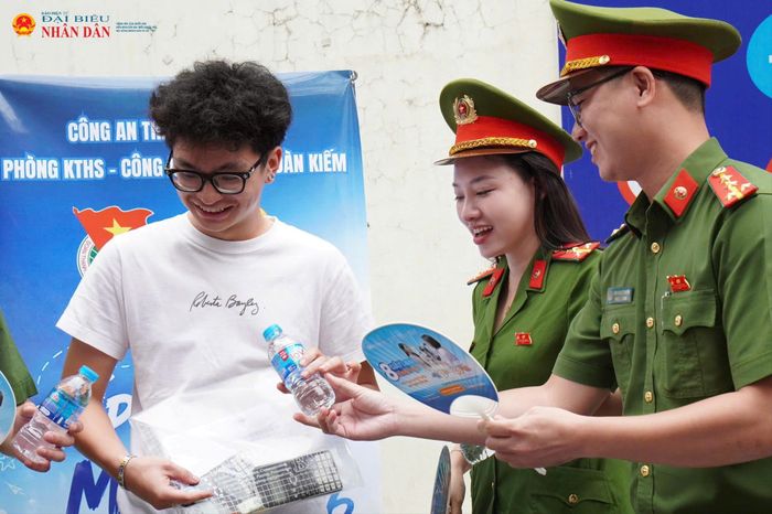 Những nụ cười, lời chúc và sự tận tình của các cán bộ chiến sĩ góp phần tiếp thêm sự tự tin cho các sĩ tử.