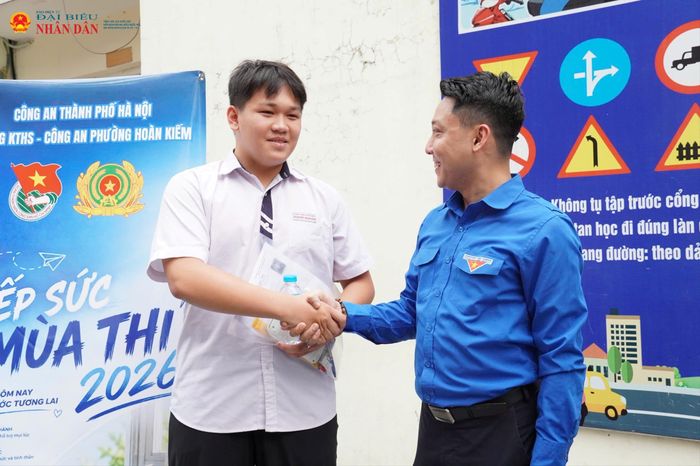 Những chai nước và lời động viên chân thành được đoàn viên thanh niên gửi tới các thí sinh trước giờ làm bài.