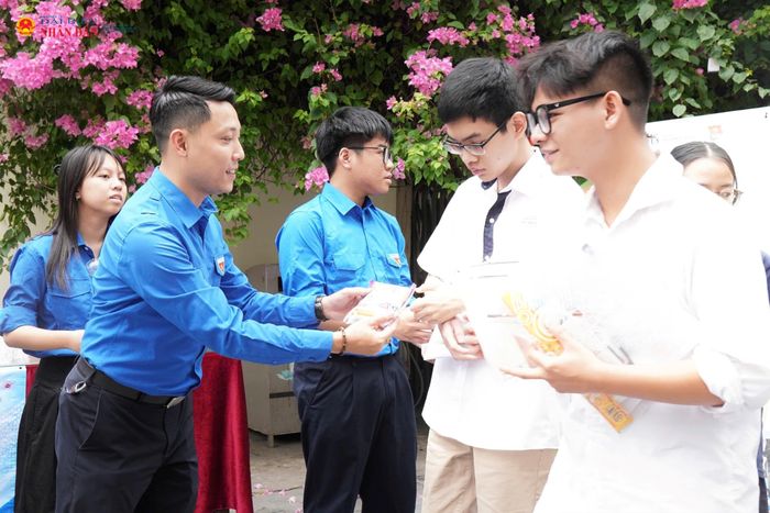 Đồng chí Đặng Thanh Tú - Ủy viên Thường vụ Thành đoàn Hà Nội, Bí thư Đoàn phường Hoàn Kiếm trực tiếp tham gia công tác tiếp sức mùa thi tại điểm trường THCS Nguyễn Du.