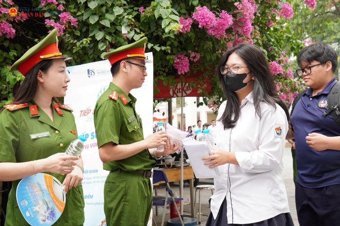 Đồng chí Nguyễn Thế Vũ - Ủy viên Thường vụ Đoàn phường, Bí thư Đoàn Thanh niên Công an phường Hoàn Kiếm thể hiện vai trò tiên phong, xung kích vì cộng đồng.