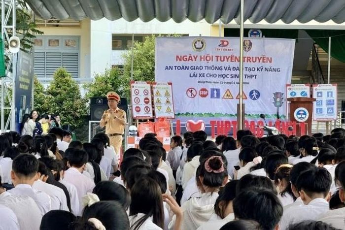 Công an tỉnh Đồng Tháp tuyên truyền an toàn giao thông và đào tạo kỹ năng lái xe cho học sinh