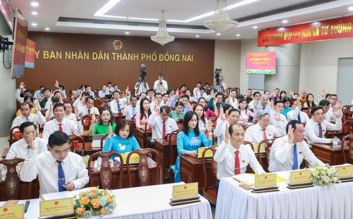 Các đại biểu biểu quyết thông qua các tờ trình tại kỳ họp. Ảnh: Văn Dũng