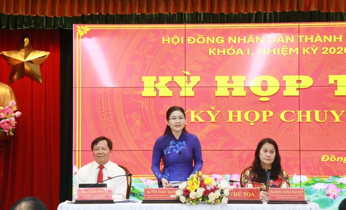 Ủy viên Trung ương Đảng, Phó Bí thư Thường trực Thành ủy, chủ tịch HĐND TP. Đồng Nai Tôn Ngọc Hạnh phát biểu chỉ đạo kỳ họp. Ảnh: Văn Dũng