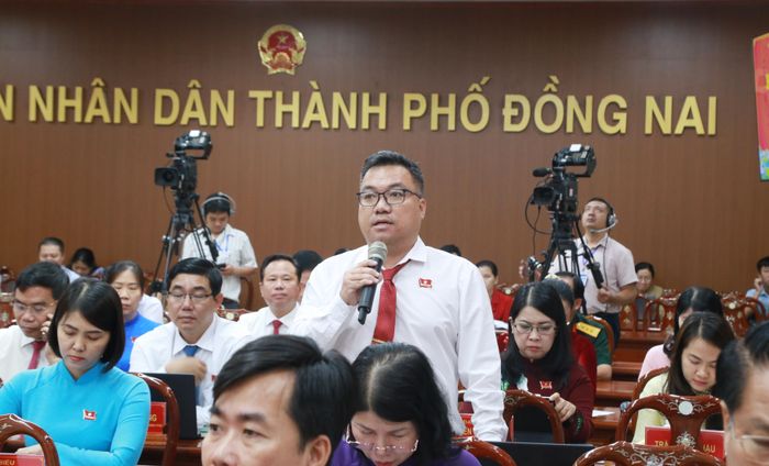 Đại biểu đóng góp ý kiến đối với các nội dung tại kỳ họp. Ảnh: Văn Dũng